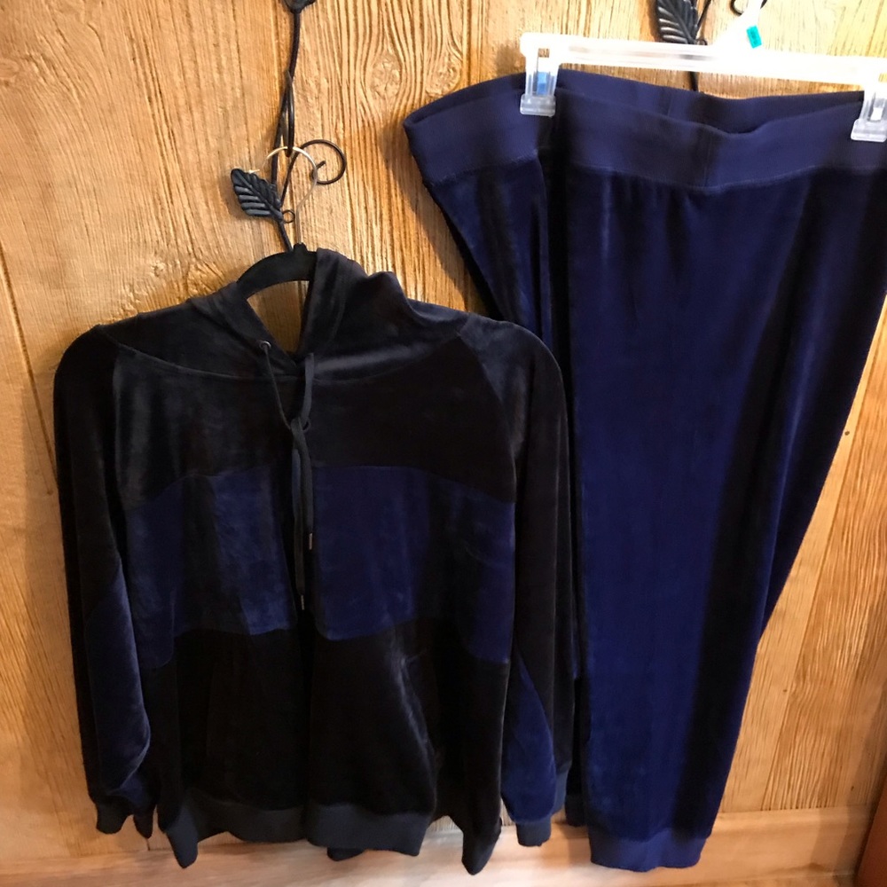 Beautiful velour jogging suit. Size XXL. New.